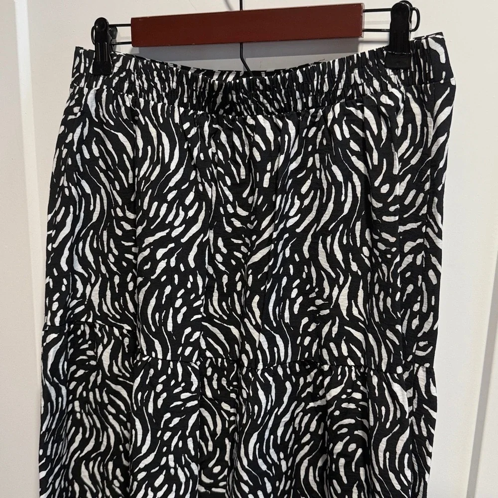 Nine West Set - Midi Skirt with Slit and V Neck Sleeveless Shell Top Medium EUC - Picture 4 of 13